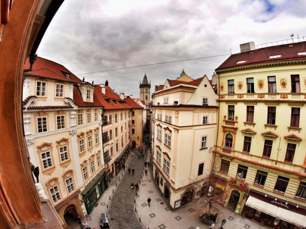 Hostel HOMEr - Old Town Square : photo 9 de la chambre chambre double avec salle de bains commune
