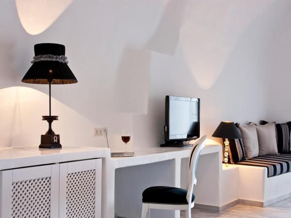 Asteras Villas : photo 2 de la chambre suite la luna avec jacuzzi - vue sur caldera