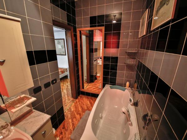 Baronessa B&B Florence : photo 8 de la chambre chambre triple avec baignoire
