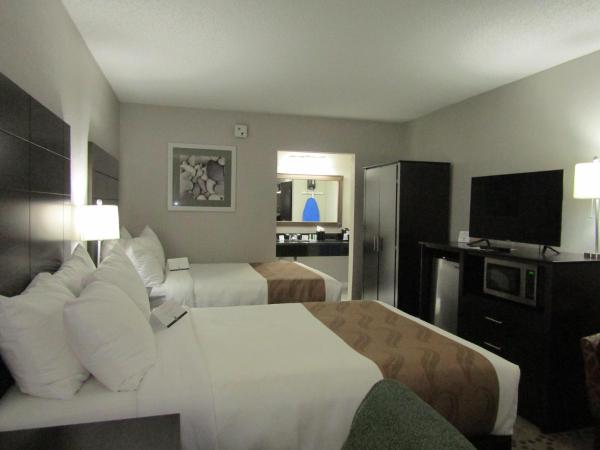Quality Inn & Suites Kissimmee by The Lake : photo 6 de la chambre chambre avec 2 lits doubles - vue sur lac - non-fumeurs
