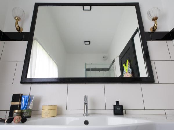 The Marian Boutique Lodging House : photo 4 de la chambre chambre lits jumeaux - vue sur piscine