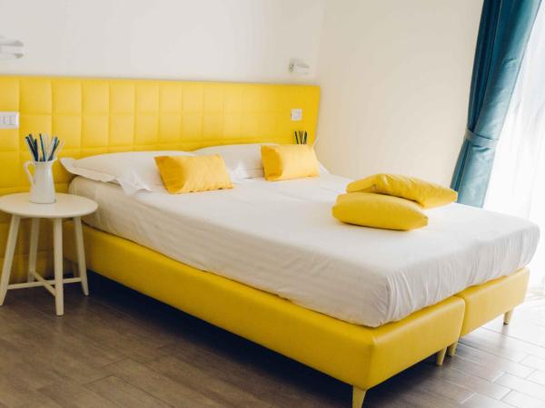 Etna Suite Group : photo 5 de la chambre chambre triple avec balcon