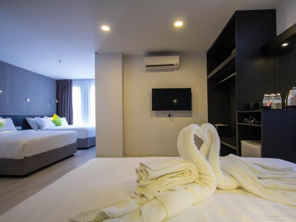 Manhattan Hotel Ipoh : photo 3 de la chambre chambre familiale avec 3 lits queen-size