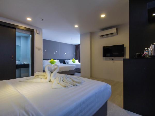 Manhattan Hotel Ipoh : photo 1 de la chambre chambre familiale avec 3 lits queen-size