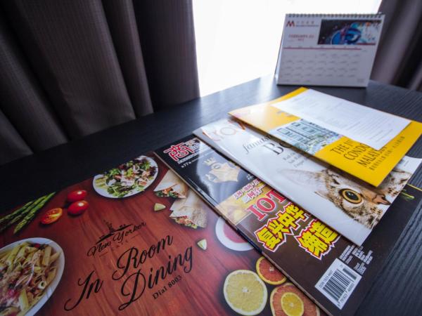 Manhattan Hotel Ipoh : photo 6 de la chambre chambre familiale avec lit queen-size et lits jumeaux