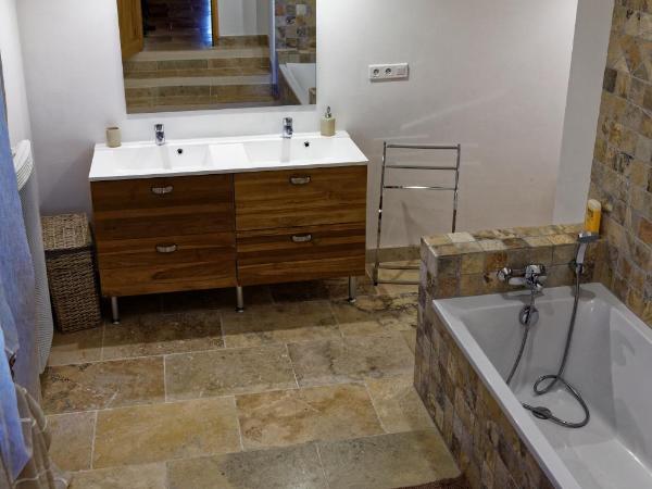 Le Mas d'Isnard : photo 5 de la chambre grande chambre double ou lits jumeaux