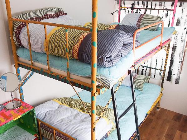 Kamagasaki University of the Arts Cafe Garden Guest House aka Cocoroom : photo 2 de la chambre chambre lits jumeaux avec lits superposés et salle de bains commune