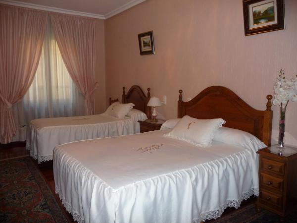 Pension Lorea : photo 9 de la chambre chambre triple avec salle de bains privative