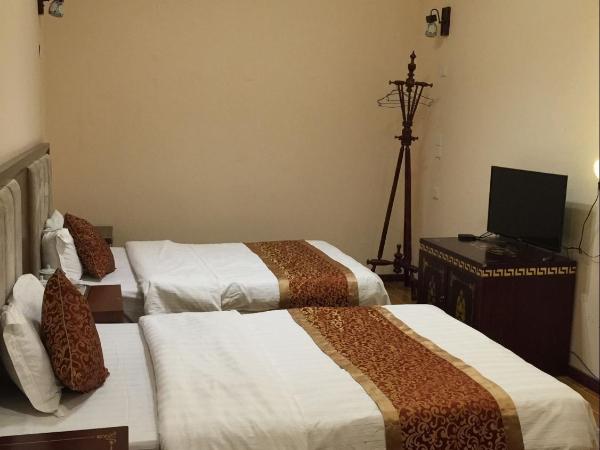 Holly's Hostel : photo 5 de la chambre chambre lits jumeaux avec salle de bains commune