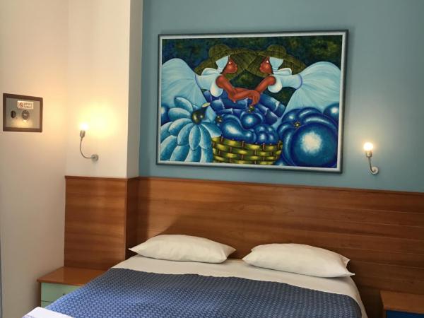 Piccolo Principe Salerno B&B : photo 9 de la chambre chambre triple avec salle de bains privative
