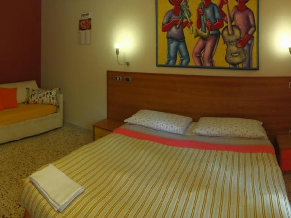 Piccolo Principe Salerno B&B : photo 3 de la chambre chambre triple avec salle de bains commune