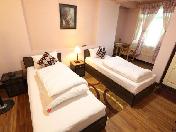 Aarya Chaitya Inn : photo 1 de la chambre chambre lits jumeaux standard avec vue sur jardin