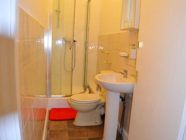 Queens Guesthouse Manchester : photo 9 de la chambre chambre lits jumeaux avec salle de bains privative