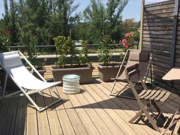 Studios Nuitée en Provence : photo 7 de la chambre appartement - vue sur piscine 