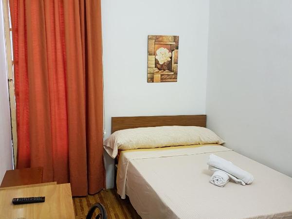 Pensión Berti Madrid : photo 2 de la chambre chambre double standard avec salle de bains commune