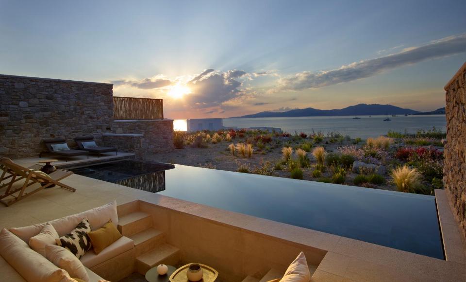 Bonzoe Suites & Villas
