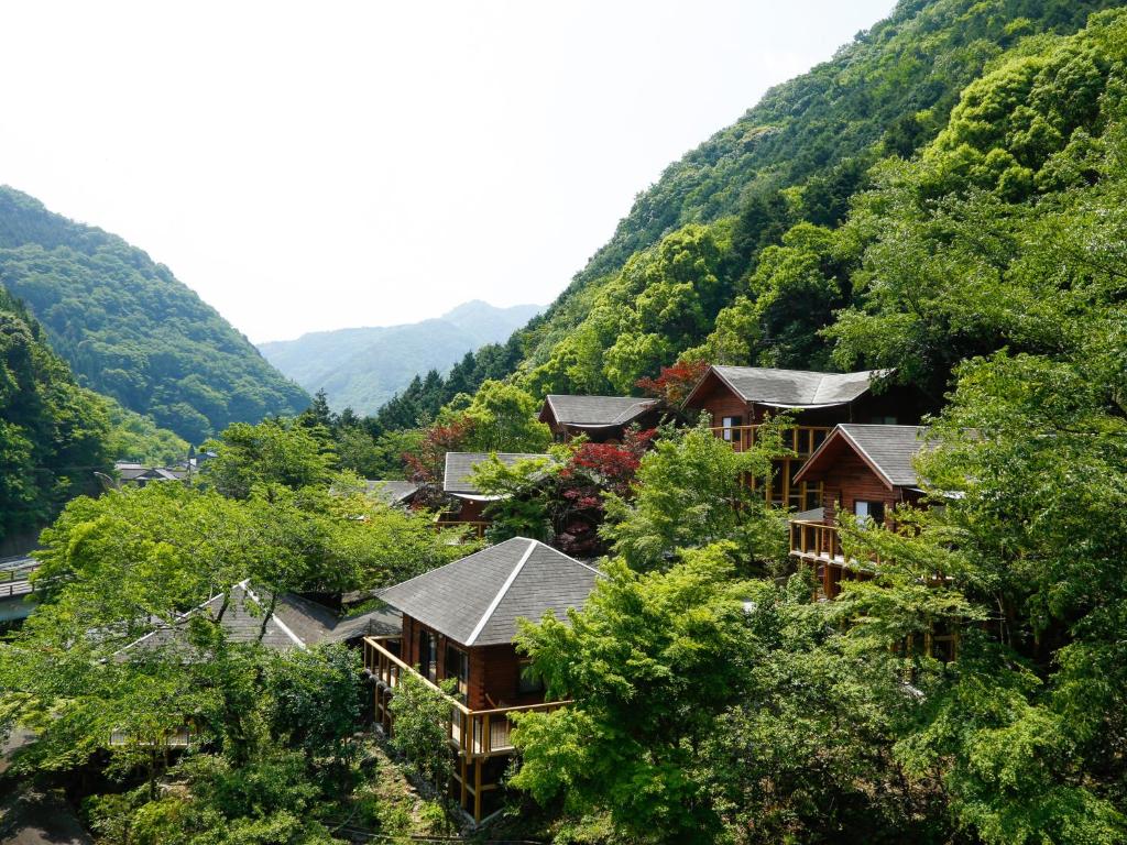 un complexe au milieu d'une montagne dans l'établissement Asan Kotonami, à Manno