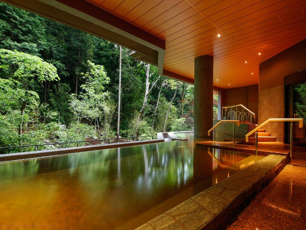 - une piscine dans une maison avec une forêt dans l'établissement Asan Kotonami, à Manno