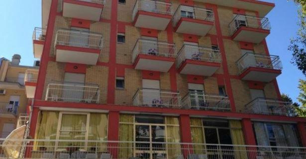 un grand bâtiment avec des balcons sur le côté dans l'établissement Hotel Daria, à Rimini