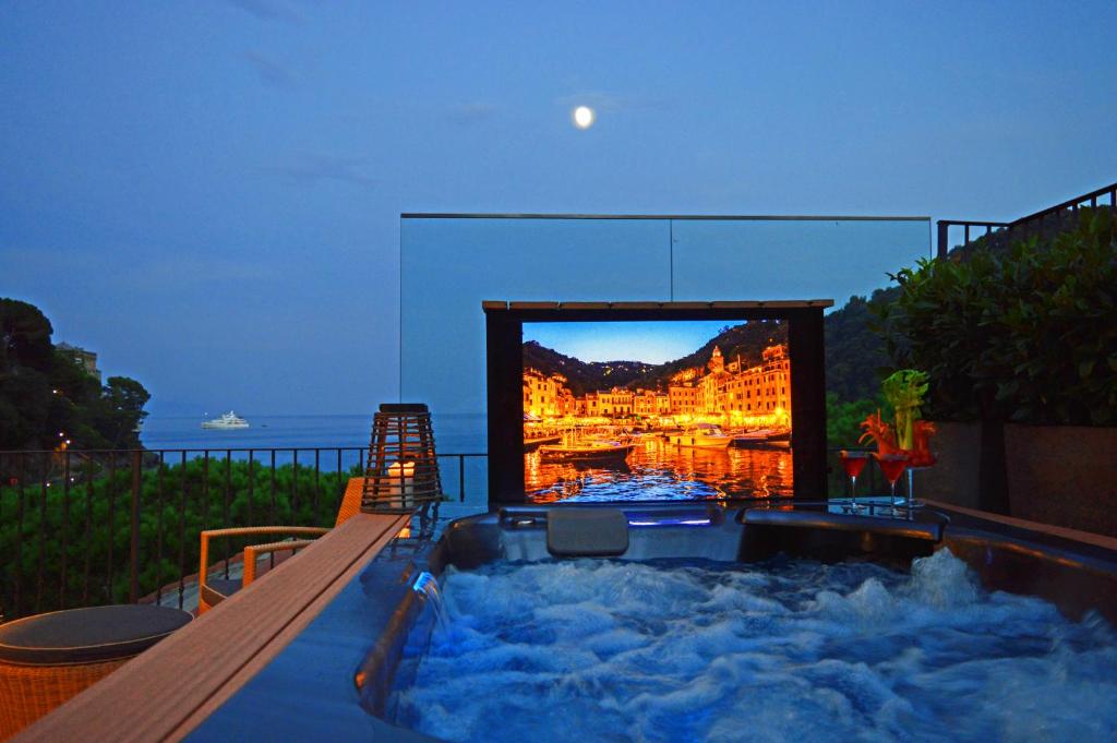 d'un bain à remous avec une télévision. dans l'établissement Eight Hotel Paraggi, à Santa Margherita Ligure