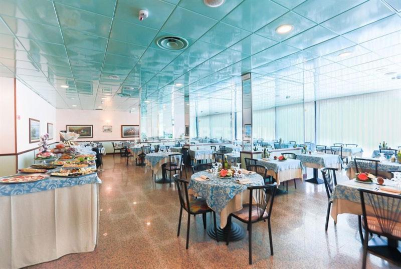 une salle à manger avec des tables et des chaises dans un restaurant dans l'établissement Hotel Mirage, à Lido di Classe