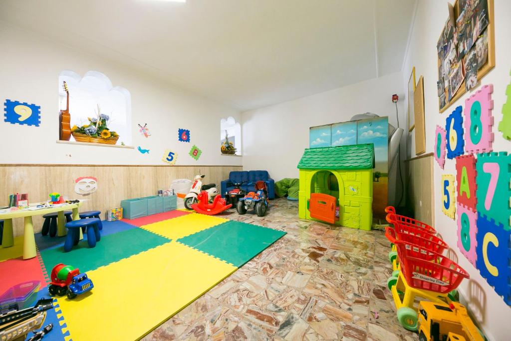 une pièce remplie de nombreux types de jouets différents dans l'établissement Hotel Maxim, à Caorle