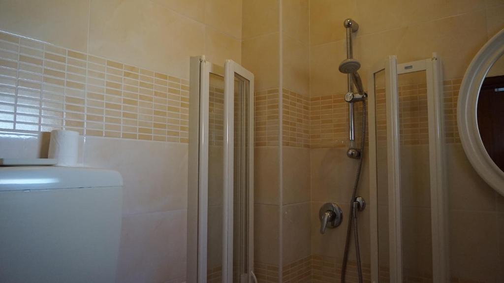 une salle de bain avec une douche, des toilettes et un lavabo dans l'établissement Hotel Daria, à Rimini 32 autres photos