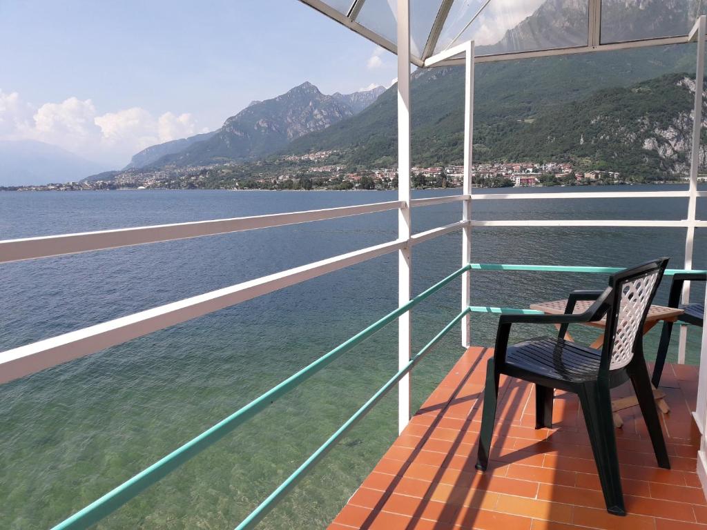 une chaise assise sur le pont d'un navire de croisière dans l'établissement Hotel Nautilus, à Valmadrera