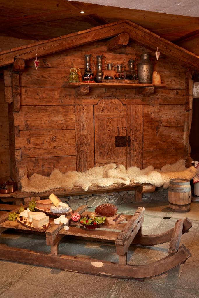 une cuisine avec une table avec de la nourriture dessus dans l'établissement Hotel L'Equipe, à Morzine