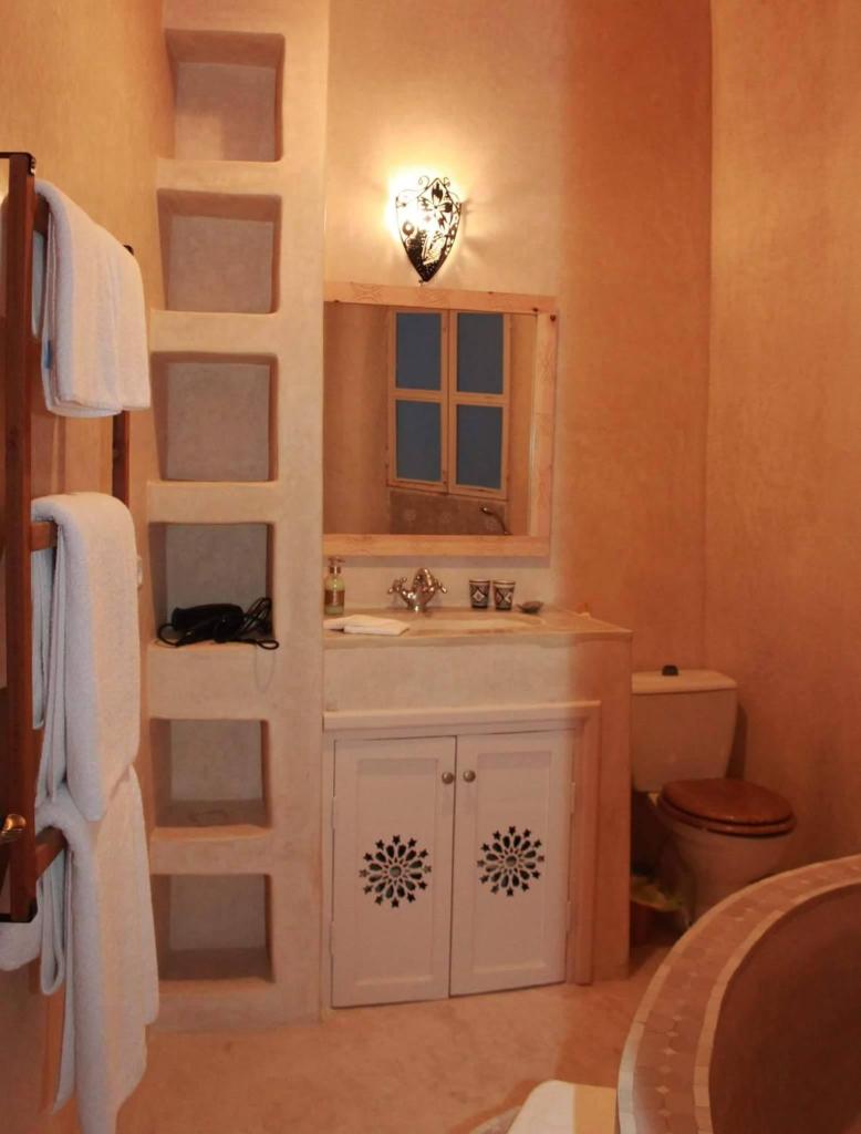 une salle de bain avec un lavabo et des toilettes dans l'établissement Jennat El Mossafir-Riad privé avec services, à Essaouira