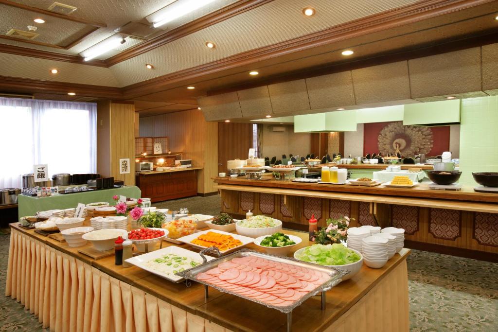- un buffet avec de la nourriture dans un restaurant dans l'établissement Hotel Kimura, à Shibukawa