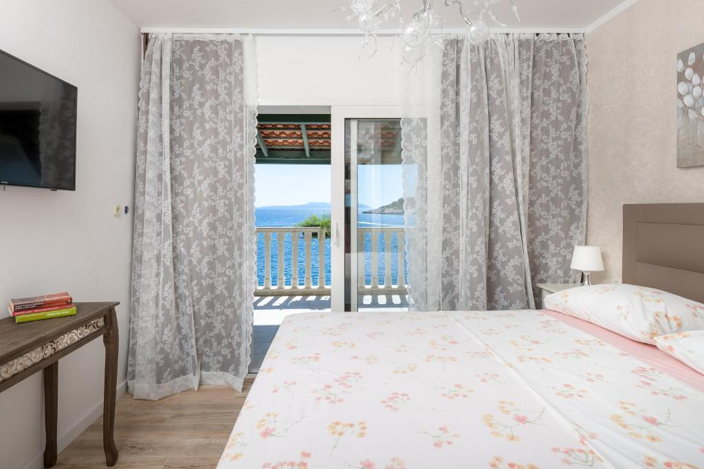Superb Beachfront Luxury Seaview with Private Beach 6