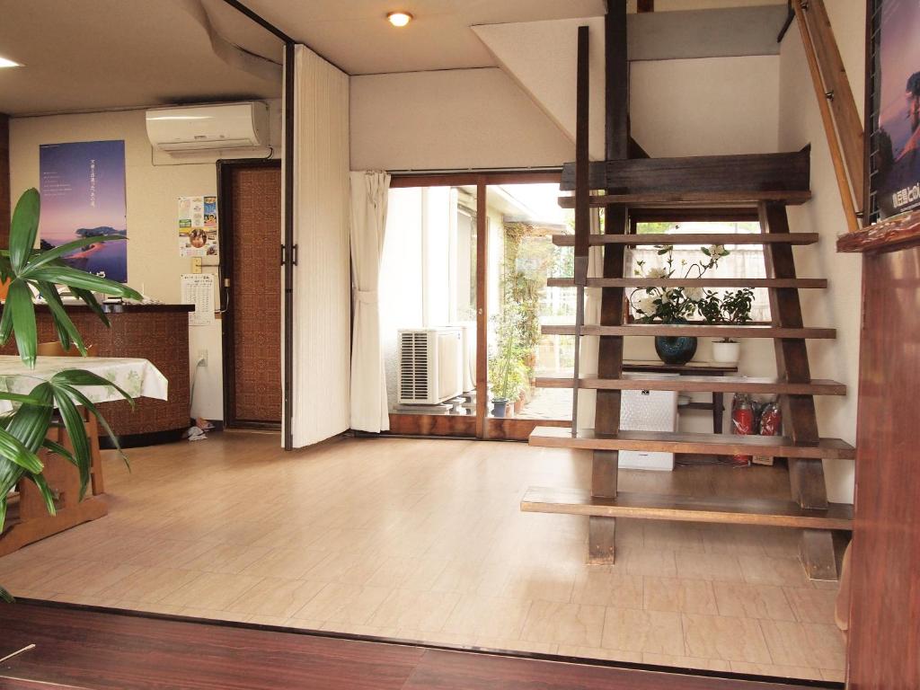 - un salon avec un escalier en colimaçon dans l'établissement Kikuya Ryokan, à Tonosho