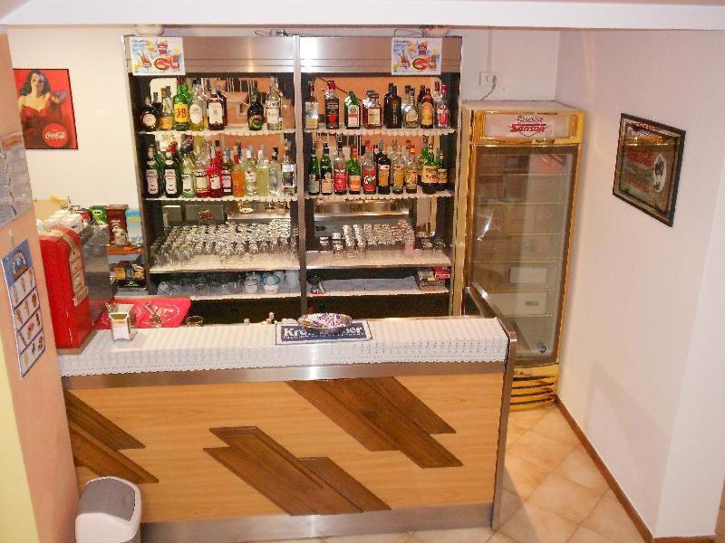un comptoir de boissons devant un réfrigérateur dans l'établissement Hotel Vevey, à Rimini