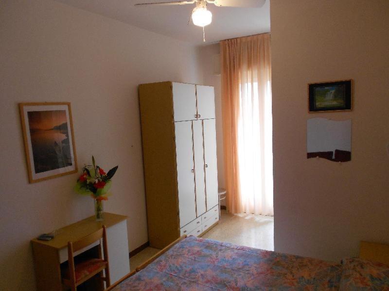 une chambre avec un lit, un réfrigérateur et une table dans l'établissement Hotel Vevey, à Rimini 14 autres photos