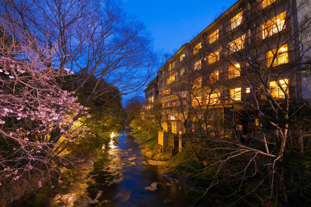 une rivière devant un bâtiment à côté d'un bâtiment dans l'établissement Ryokan Seishounagon, à Tsu