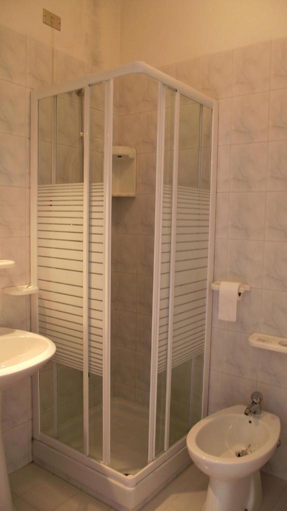 une salle de bain avec une douche, des toilettes et un lavabo dans l'établissement Hotel Gianna, à Roseto degli Abruzzi 87 autres photos