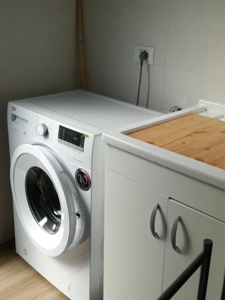 Un lave-linge blanc est installé à côté d'une armoire. dans l'établissement Villa Limone, à Castellammare del Golfo 16 autres photos