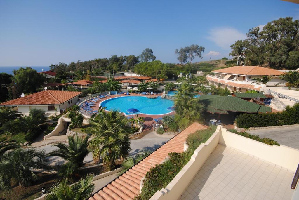 une vue aérienne d'un complexe hôtelier avec piscine dans l'établissement Hotel Scoglio Del Leone, à Zambrone