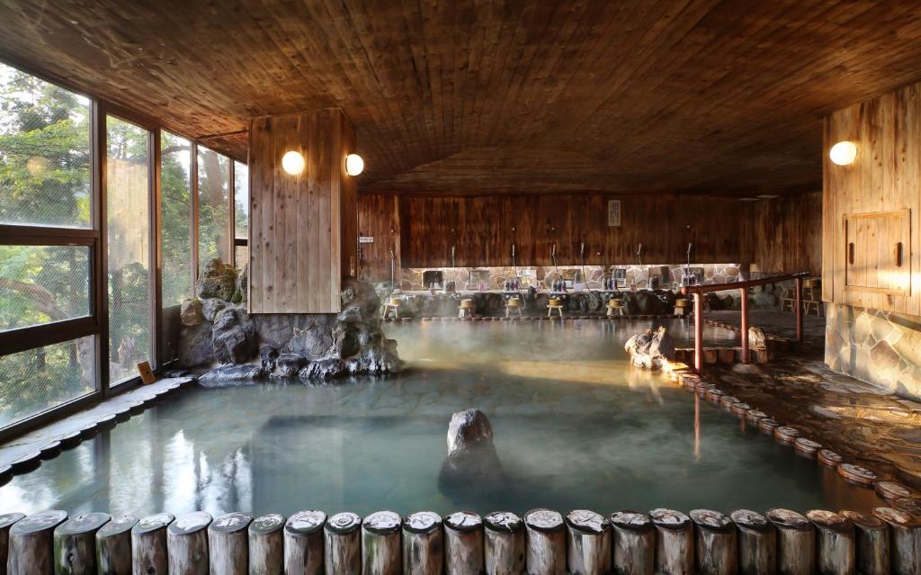 - une grande piscine d'eau dans un bâtiment en bois dans l'établissement Yamagataya, à Kitakata