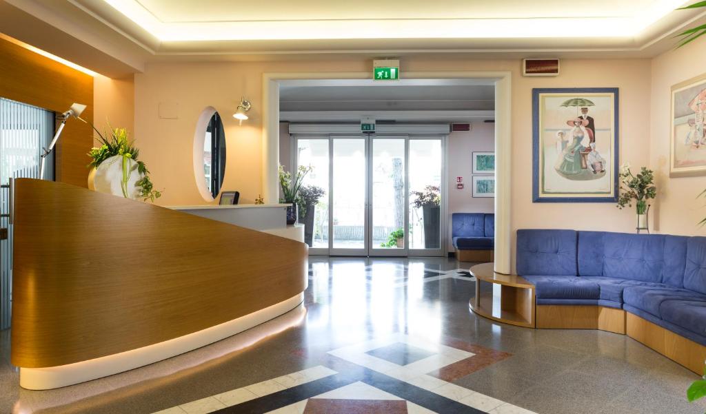 un hall d'un hôpital avec des canapés bleus dans l'établissement Hotel Sampaoli, à Bellaria-Igea Marina