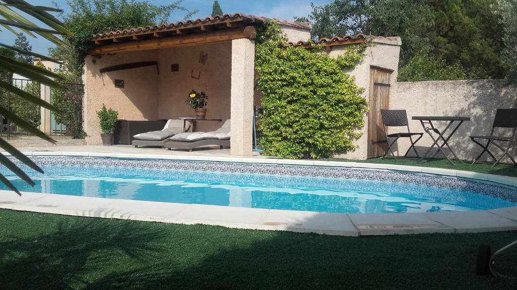 une piscine devant une maison dans l'établissement Gite l'Annexe, à Villelaure