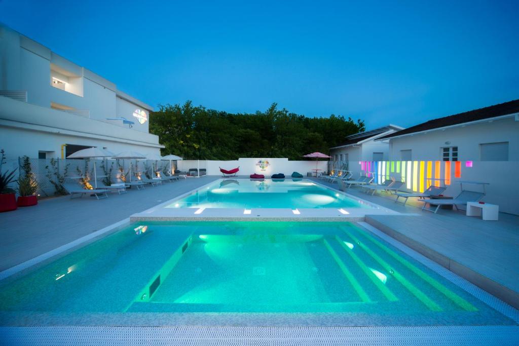 une piscine au milieu d'une maison dans l'établissement Love Boat Hotel - The Original, à Riccione