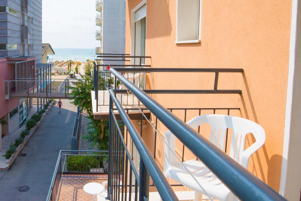Elle comprend un balcon offrant une vue sur la plage et l'océan. dans l'établissement Pensione Villa Joli, à Lido di Jesolo