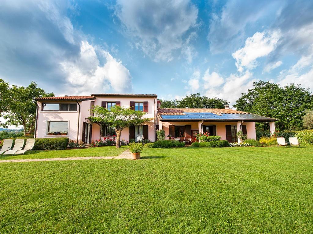 une maison avec une grande pelouse devant elle dans l'établissement Villa Beatrice, à Vérone