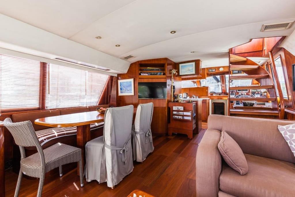 un salon avec un canapé et une table dans l'établissement Ocean Yacht Trawler - Le Caloa, à Porto-Vecchio