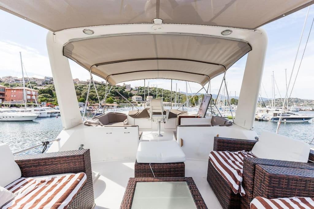 un bateau avec des chaises et des tables sur un plan d'eau dans l'établissement Ocean Yacht Trawler - Le Caloa, à Porto-Vecchio 18 autres photos