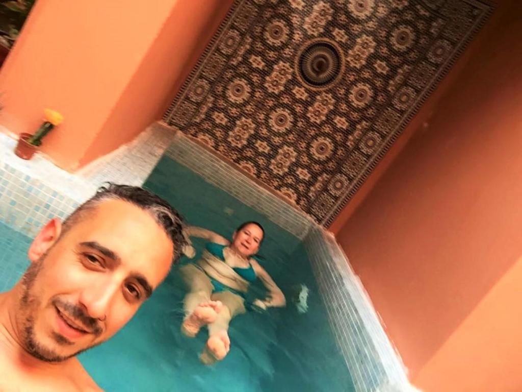 2 personnes se trouvent dans une baignoire avec antemottermott dans l'établissement Riad La Perle de Marrakech, à Marrakech