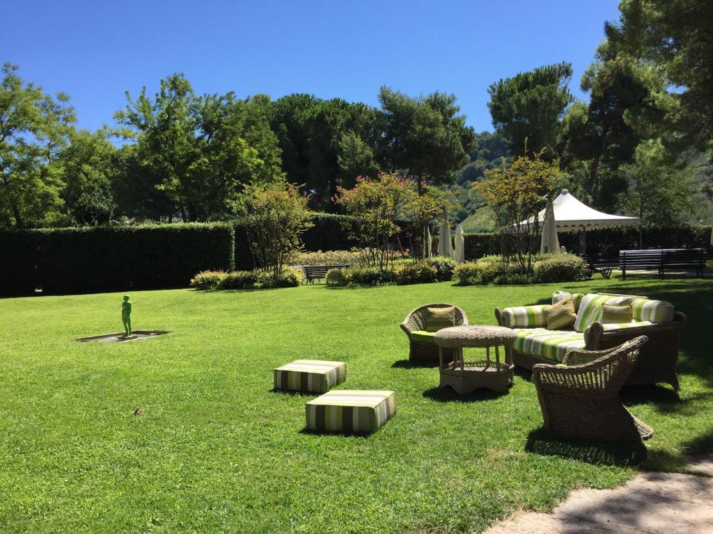 une cour avec des canapés et des tables sur la pelouse dans l'établissement Villa Maria Hotel & SPA, à Francavilla al Mare
