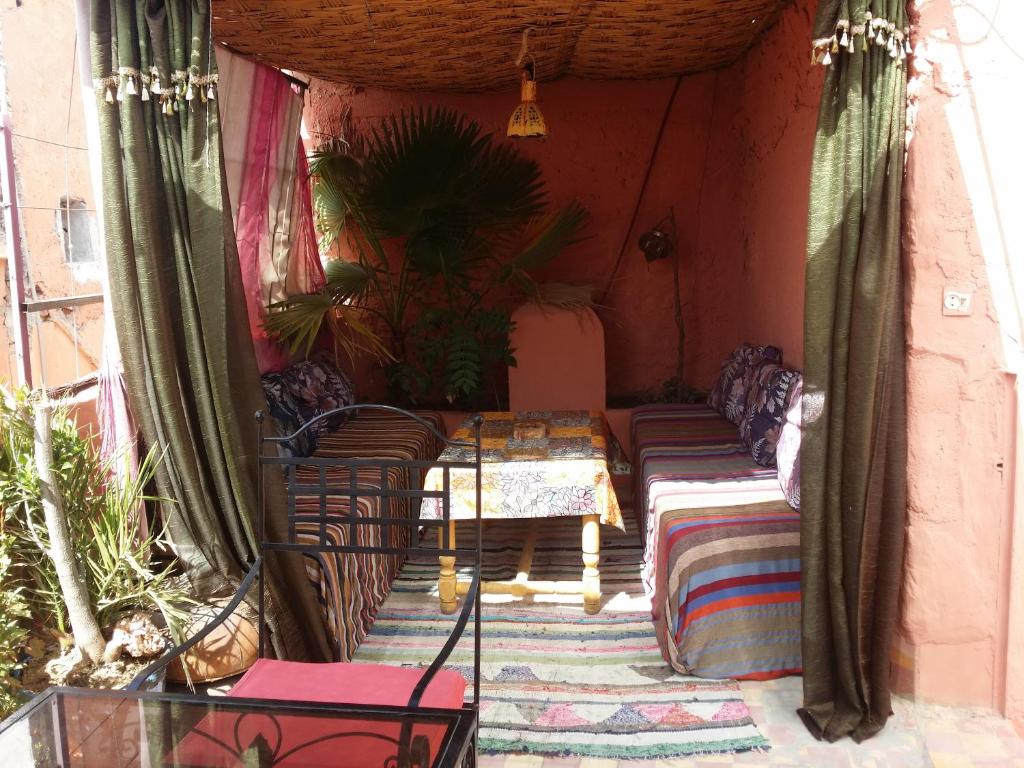 une chambre avec des canapés et une table dans une maison dans l'établissement Riad Espagne, à Marrakech
